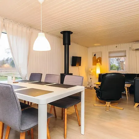 6 Person In Hals-by Traum Hals