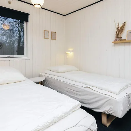 6 Person In Hals-by Traum Hals